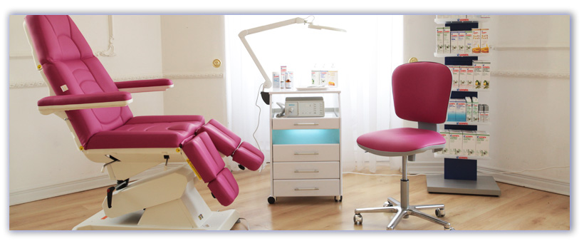 электрическое педикюрное кресло бордового цвета со стулом мастера, подкатной педикюрной тележкой и лампой для удобной и комфортной работы мастера